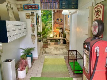 ミヤビ ナチュラル セラピー 自由が丘店(MiYaBi Natural Therapy)/この奥の左手に階段があります。