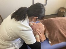 施術風景2（頭部の施術は小顔効果あり！）