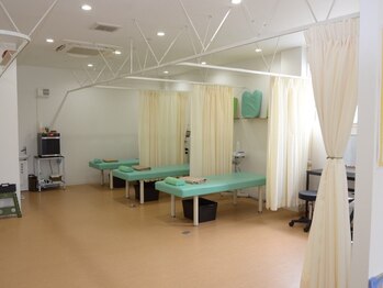 アルク接骨院 整体院の写真/【白を基調とした清潔感のある店内】ダイエット、整体、骨盤矯正などに定評がある実力派サロン。
