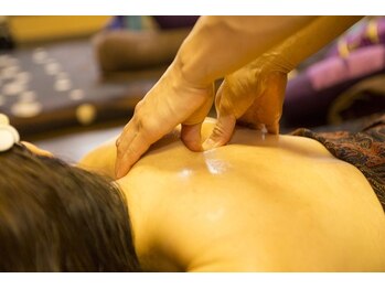 アール ピースア(R pii-suer)/アロマオイルマッサージ顔カッサ