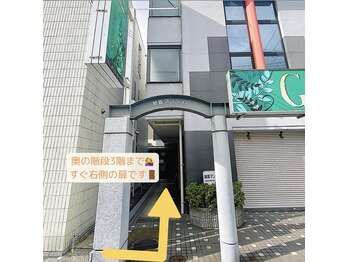ココミント(Coco Minto)/入り口正面◎通路奥の階段→3階