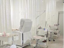 フィズ アイ ビューティー 豊橋牛川店(fiz eye beauty)の雰囲気（カーテンで仕切られたプライベート空間でゆったり施術）