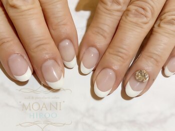モアニ ヒロオ 恵比寿店(MOANI Hiroo)/白フレンチ×ビジューネイル