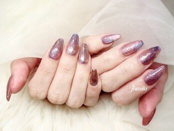 濃いめピンクの艶感ネイル