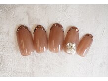 プチリリィ(Petit Lily)/ラメフレンチにビジューネイル