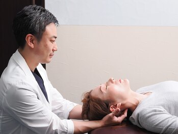 トラスト整骨院鍼灸院/肩こり改善のため首もほぐす♪