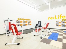 リライフ 湘南平塚店(re:Life)の雰囲気（施設内は広くて天井が高く開放感あり！駐車場も無料完備！）