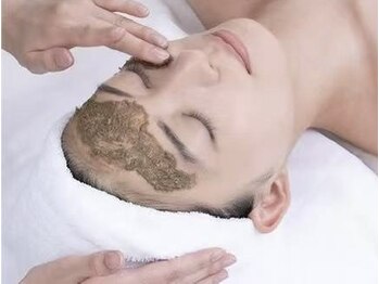 ビューティーハブ 新宿西口(BEAUTY HUB)の写真/【リベルハー ブピーリング＋小顔矯正 全顔90分24800円】ハーブ由来の成分使用◎お肌を根本から徹底改善！