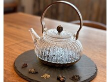 おなかのお部屋の雰囲気（季節ごとにブレンドした漢方茶でお出迎え致します）