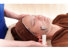 【高濃度ビタミンC美容液を使用してイオン導入】