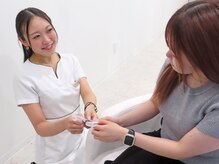 ホワイトニングカフェ 仙台店の雰囲気（お客様の施術はスタッフサポートいたします！）