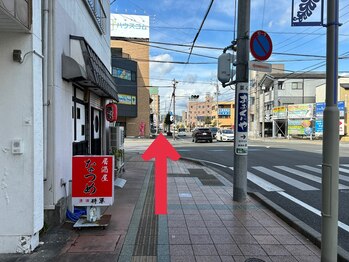 整体院息吹 藤枝院(IBUKI)/居酒屋なつめの看板を過ぎ直進