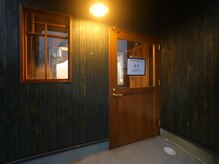 座楽の雰囲気（玄関を外から見た様子です。まるでジ〇リアニメ。）