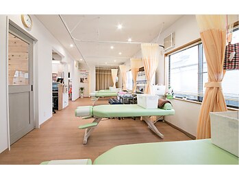 ぶんご整骨院 森院/安らぎと専門性が融合した空間