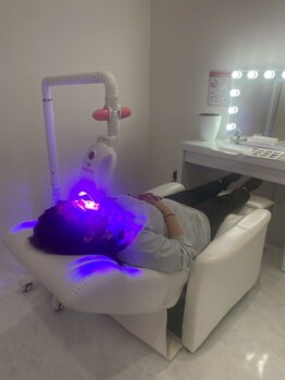 エクシアホワイトニング 中野駅北口店/照射中の様子