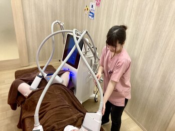 スポットスリム(SPOT SLIM)/脂肪冷却 太ももの施術