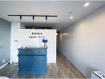 ロア(ROA)/広々としたカウンターです。