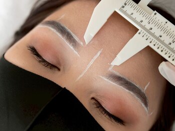 ミヤ(38)の写真/お顔や骨格に合わせた黄金比眉をご提案。Wax、インク技術で洗練眉＆メイク時短◎