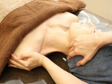 エテルネルの雰囲気（デコルテ、首、肩、頭もほぐしていくので肩凝りの方にもオススメ）