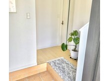 ムース(Mousse.)の雰囲気(入口から直ぐサロンルームに続く階段へお上がりいただけます。)