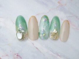 グリーンの大理石ネイル