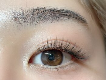 アンバー(Amber)の写真/デザインが崩れにくい安定感のあるまつげエクステでキレイが長く続きメイク直し不要に◎
