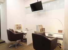 チャフ ネイルアンドアイラッシュ(CHAFF nail&eyelash)の雰囲気（清潔感のあるネイルブースです。）