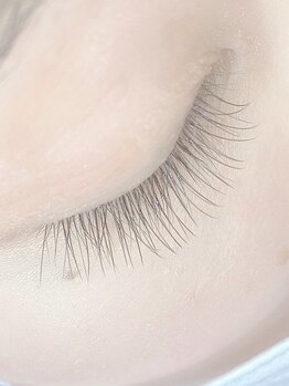 ギャレット(GALLET)の写真/【抜け感のあるお目元へ◎】ボリュームを出してもブラウンマツエクなら透明感のある柔らかい印象に◇