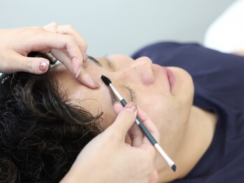 エムズアイブロウ 大阪京橋店(M’sアイブロウ)/施術風景