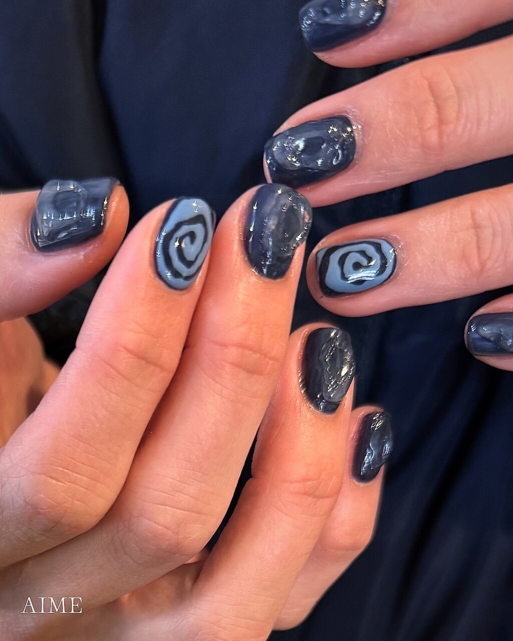 2026年冬トレンド】ネイビー ワンカラー ハンドのネイルデザイン集