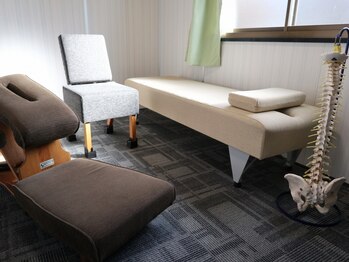セラピアカイロプラクティック(THERAPIEA CHIROPRACTIC)の写真/リラックス出来る隠れ家的空間で施術◎周りを気にせず、丁寧なカウンセリング×施術で確かな変化を実感♪