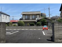 シファ(Sifa)/ブロック塀に囲まれた駐車場
