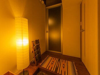和耳(なごみ)/暖かい間接照明の灯る玄関