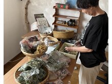 よもぎ蒸しは体調に合わせてハーブ、お花をセレクトします◎