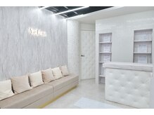 【待合室】白を基調とした高級感と清潔感のある空間。