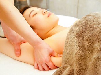 クラルス(clarus)/肩甲骨に圧をかけほぐします