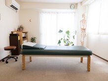 中村橋整体院の雰囲気（明るく院内と温もりを感じる木製テーブル）