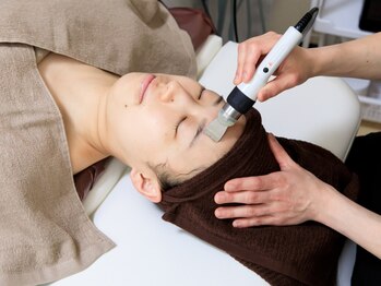 ホイミンエステティック(Hoimin esthetic)の写真/小鼻の黒ずみ・ザラつき・くすみに◎超音波マシンで毛穴に詰まった汚れと不要な角質を徹底除去!