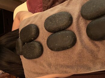 癒ら(ゆら)/ホットストーンで温めます