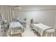 白とグレーを基調としたゆったりくつろげる空間です