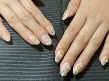 ミナネイル(mina-nail)/貝殻デザインで夏らしさを指先に