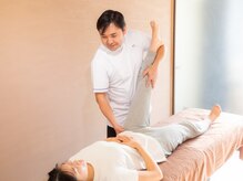 ムネトモ鍼灸院の雰囲気（ふくらはぎのハリは足裏でとります☆）