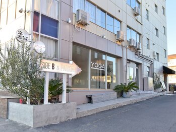 トランク(TRUNK)/ビルは通り沿いにございます。