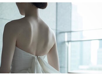 サロン ド ブラン アオヤマ(Salon de BLANC AOYAMA)の写真/花嫁人気No1【小顔＆巻き肩改善】クリスティーナフェイシャル＆上半身集中ボディ◆2026年夏秋婚のご準備◎