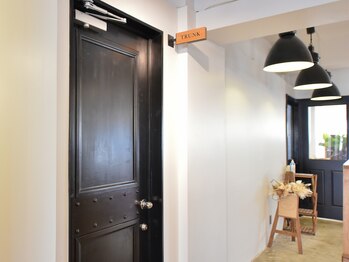 トランク(TRUNK)/カフェの飲食スペース前の扉です