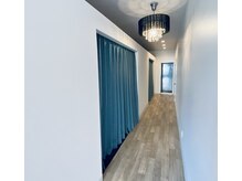 ロア(ROA)/廊下には素敵なシャンデリア