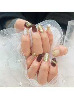 ブラウン×ゴールドで大人っぽく