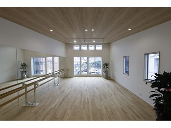 高知音楽 英語 ウォーキングアカデミー/広々としたフロアと木の香りに◎