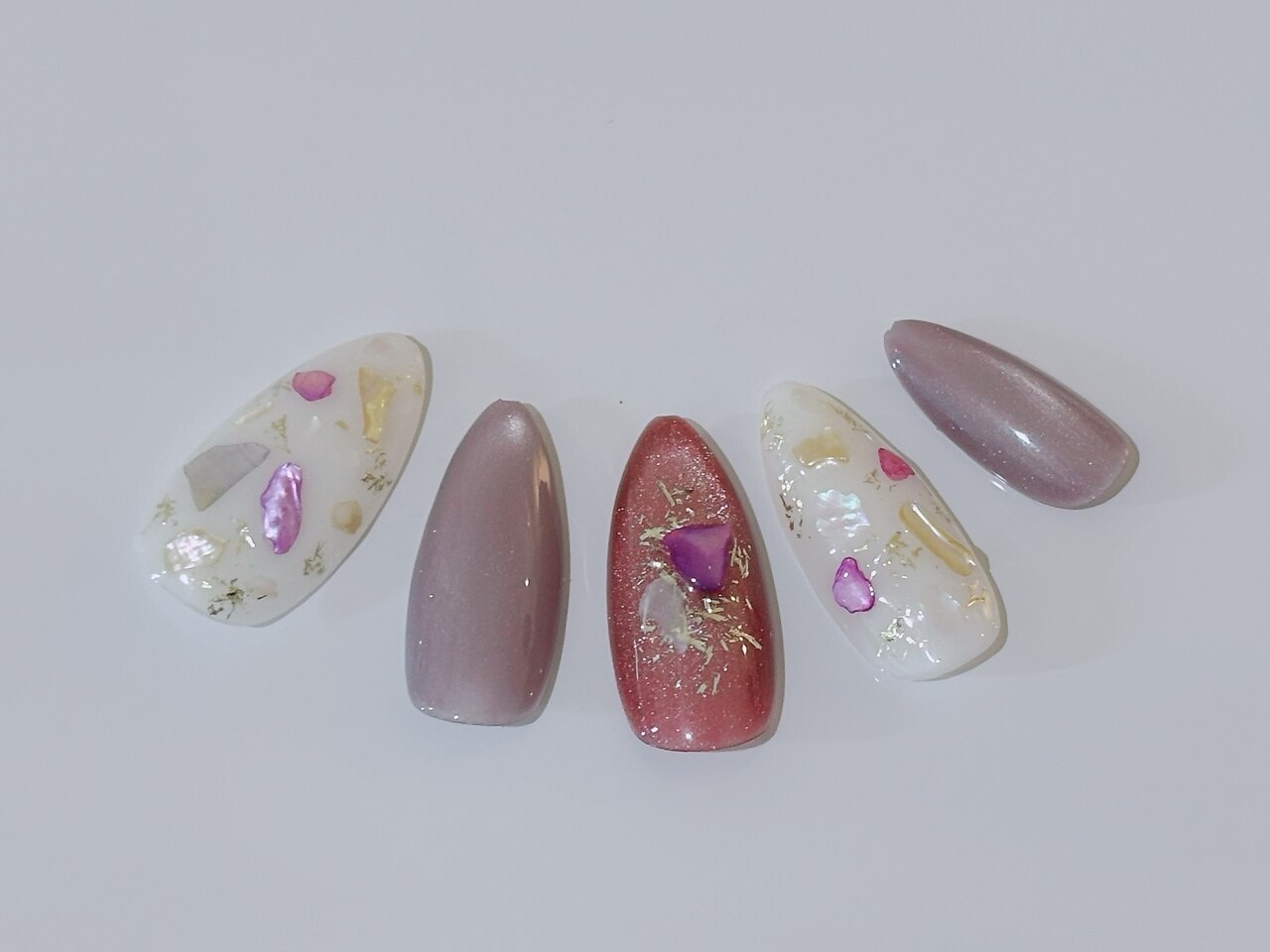 2026年冬トレンド】パープル（紫）のネイルデザイン集｜人気順｜48