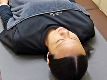 リラクゼーションサロン by AIM【酸素ルーム・肩こり・マッサージ・睡眠改善】/目を閉じてリラックス☆